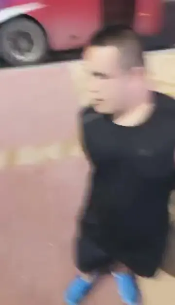 广场当众羞辱 刺激 玩一下脏鞋底 口水 踢打