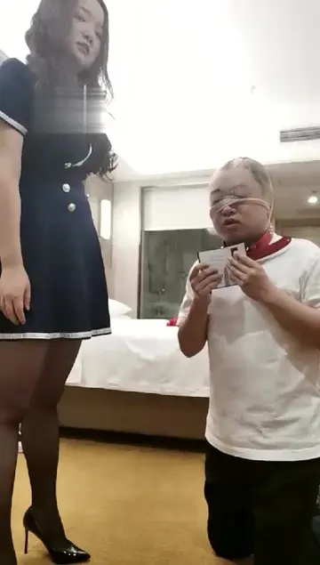 残虐笨的像猪一样的家奴
