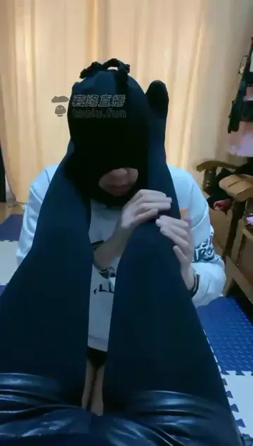 黑丝恋足捏脚