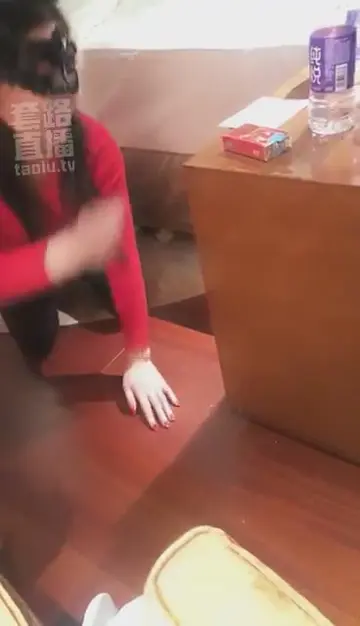发现保洁阿姨偷口红 跪舔女主蜜穴
