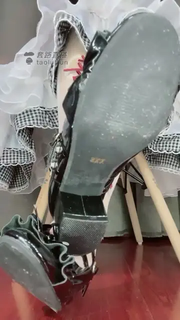 红绿灯 脏鞋底 白丝裸足控制射精