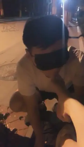 户外 带狗子来学校跪舔 人来人往