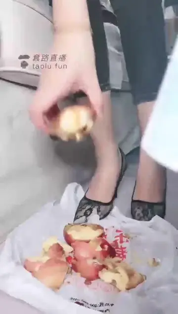 高跟踩苹果羞辱舔