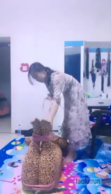 捆绑调教豹纹狗恋足