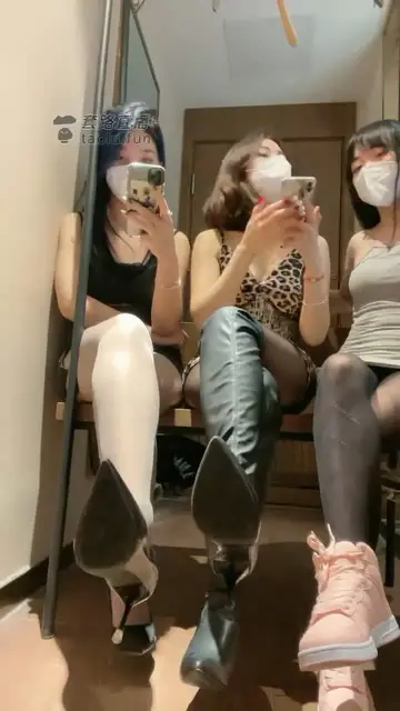 三个妈妈一起榨干