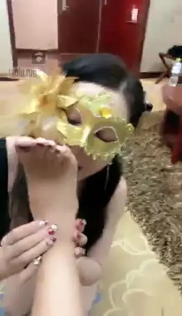 调教女奴 踩踏 舔脚 舔屁眼 遛狗