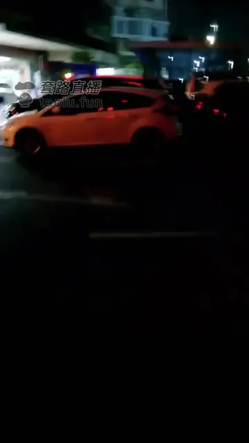 给酒醉女户外下跪