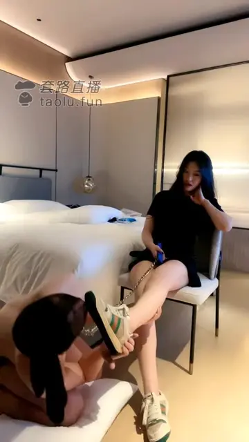 戏弄出差贱狗 足侍奉