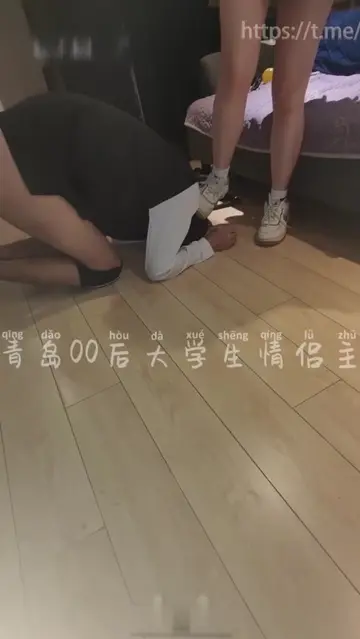 青岛00后大学生情侣主裸足小皮鞋踩鸡足交伺候做爱
