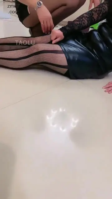 女奴和摄影师 一块儿收拾了