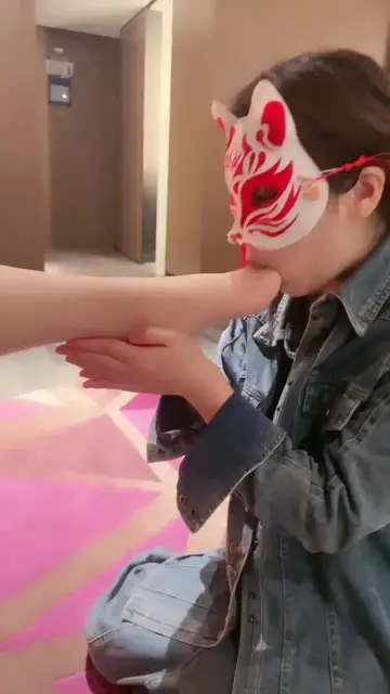 新收的女奴伺候主人的玉足