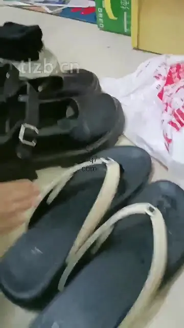 女奴看到素人学姐鞋子脏了
