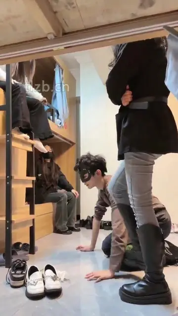 女生宿舍玩狗