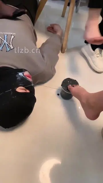 脚喂食物