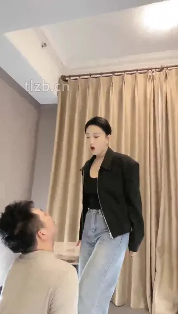 对着女王的短靴 磕头如捣蒜