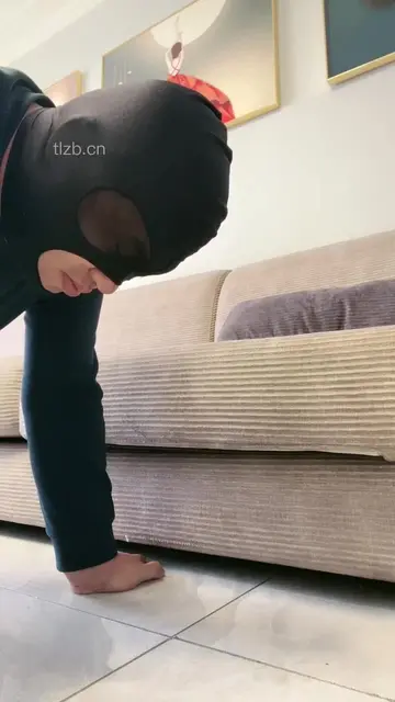 用脚叉嘴玩