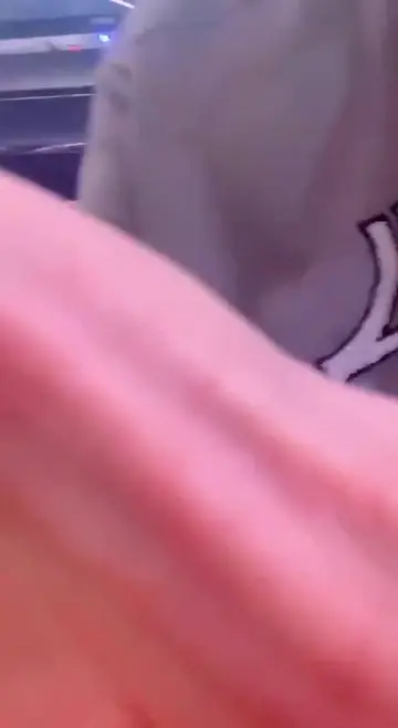 男生在KTV里舔四个甜美女生的脚和鞋子