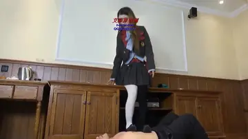 皮鞋鞋跟暴踩 全体重踩脖 窒息