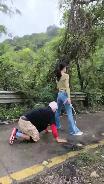 暴力呕吐暴打老东西