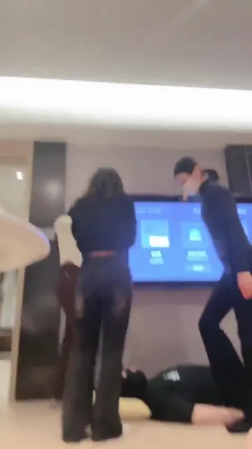 大学生女王带素人同学一起来