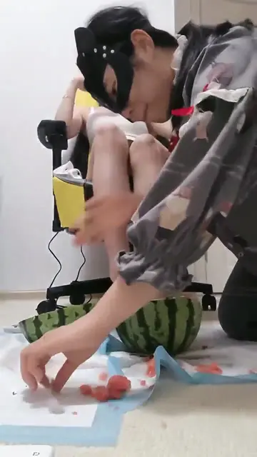 脚榨西瓜汁给母畜喝
