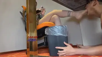 桌下视角 舔食丝足 脚深喉