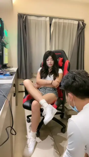剧情 不良少女网吧欺负男生