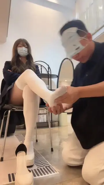 跪在妹妹jk下的贱哥哥