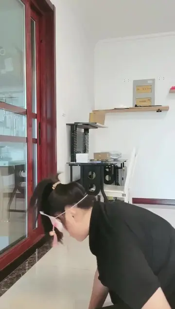 母畜下跪伺候 还是被虐