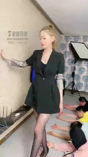高跟鞋踩头走路 脸皮磨破 耳朵和脸踩变形 高跟的跟部踩过手心