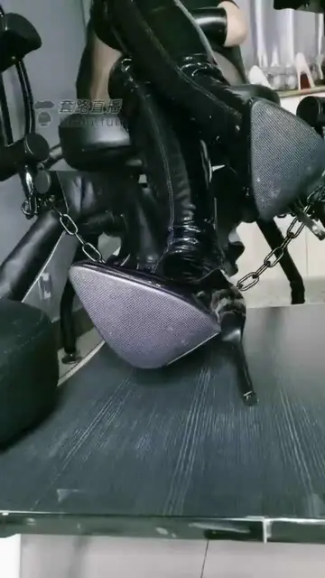 皮靴 第一视角 踩踏