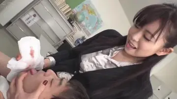 口舌伺候吃女主的红金,姨妈巾裹着jj强制榨